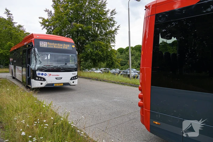 Lijnbussen lopen forse schades op na botsing