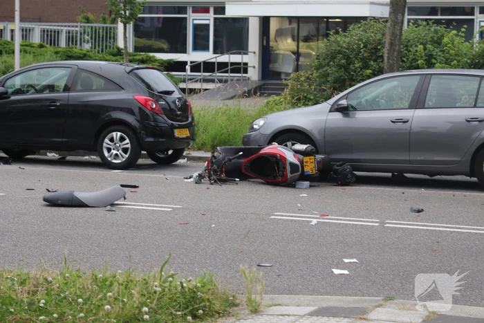 Scooterrijder gewond bij aanrijding met auto