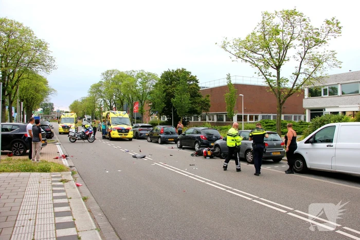 Scooterrijder gewond bij aanrijding met auto