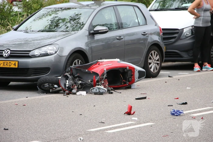 Scooterrijder gewond bij aanrijding met auto