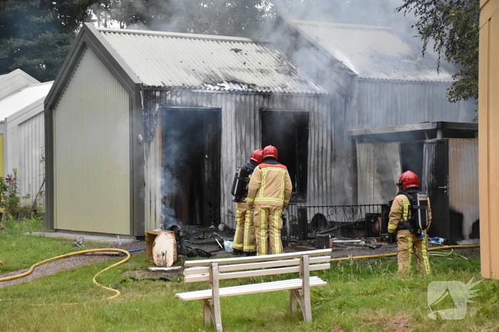 Tiny House volledig uitgebrand, onderzoek naar mogelijke brandstichting