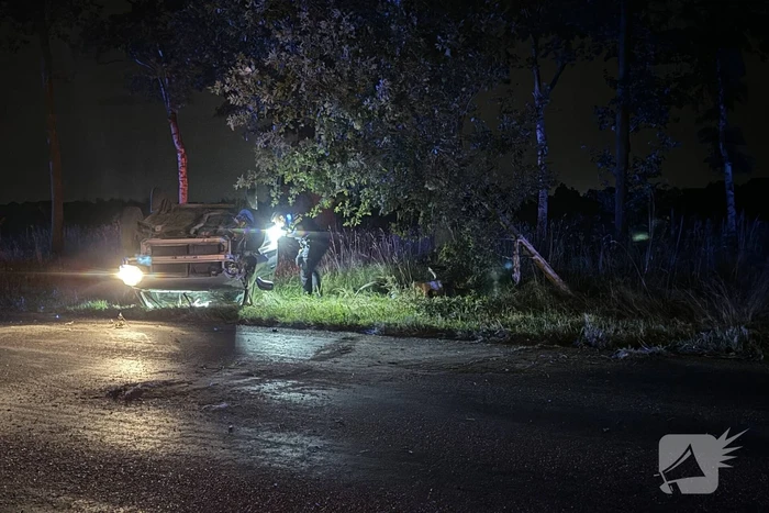 Automobiliste valt in slaap en slaat over de kop