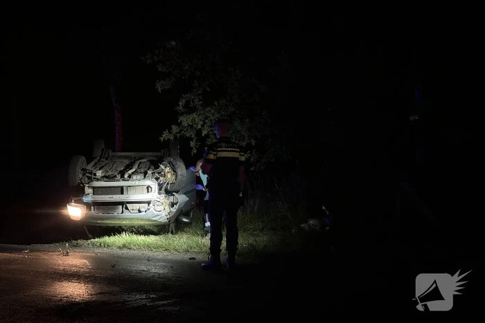 Automobiliste valt in slaap en slaat over de kop
