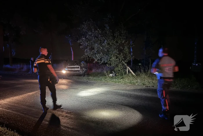 Automobiliste valt in slaap en slaat over de kop