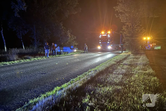 Automobiliste valt in slaap en slaat over de kop