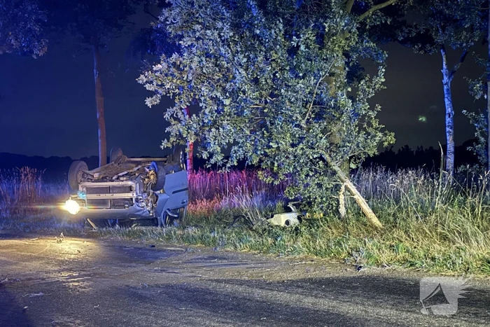 Automobiliste valt in slaap en slaat over de kop