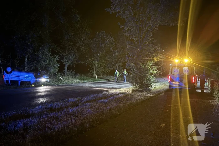 Automobiliste valt in slaap en slaat over de kop