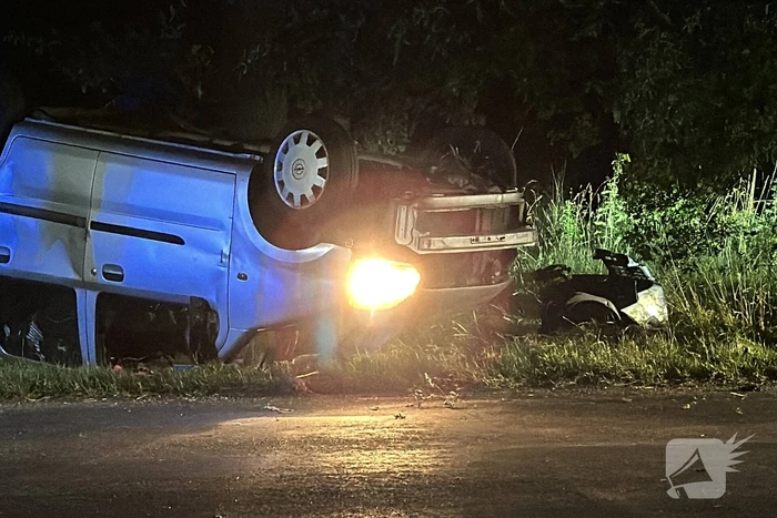 Automobiliste valt in slaap en slaat over de kop