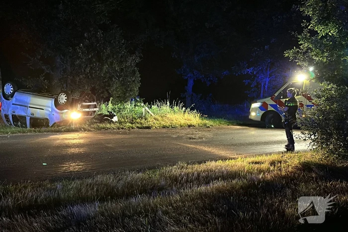 Automobiliste valt in slaap en slaat over de kop