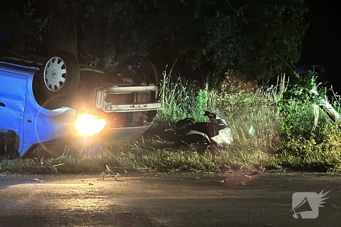 Automobiliste valt in slaap en slaat over de kop