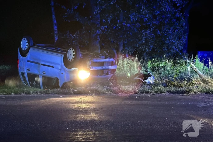 Automobiliste valt in slaap en slaat over de kop