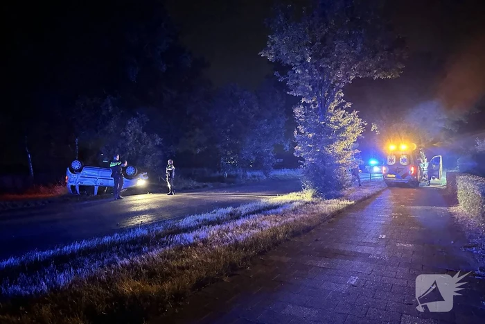 Automobiliste valt in slaap en slaat over de kop