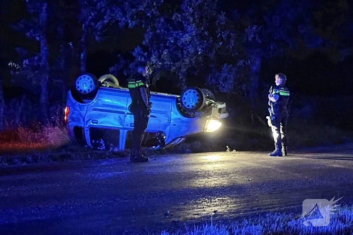 Automobiliste valt in slaap en slaat over de kop