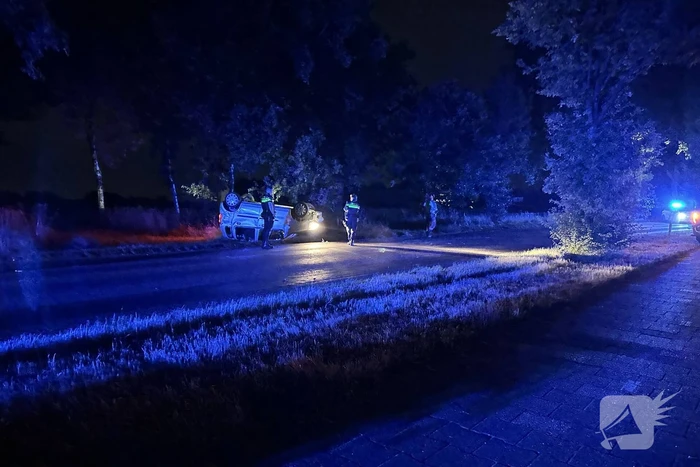 Automobiliste valt in slaap en slaat over de kop