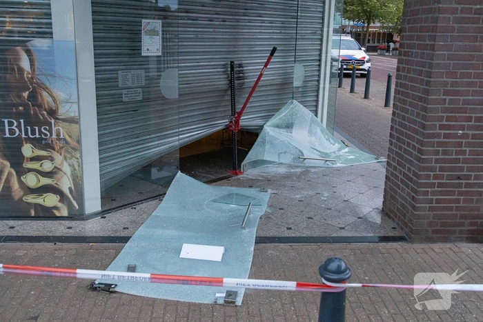 Politie lost waarschuwingsschoten na inbraak