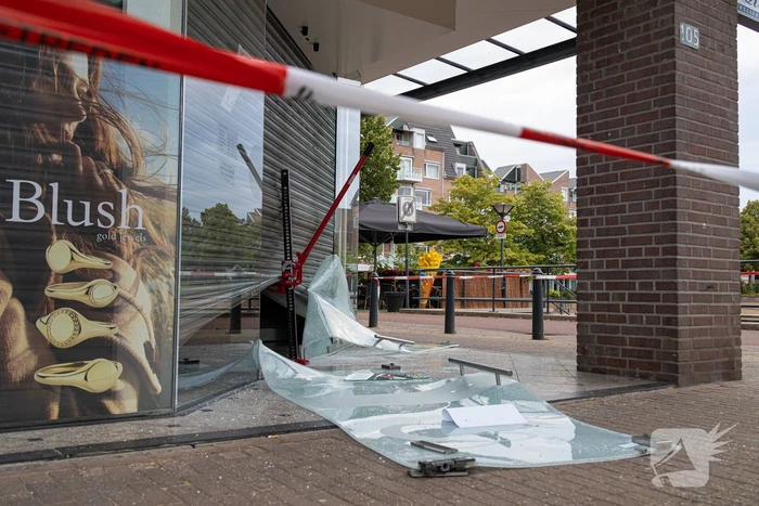 Politie lost waarschuwingsschoten na inbraak