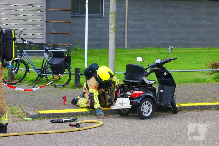 Brandlucht door smeulende accu in scootmobiel