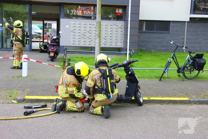 Brandlucht door smeulende accu in scootmobiel