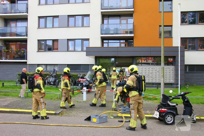 Brandlucht door smeulende accu in scootmobiel