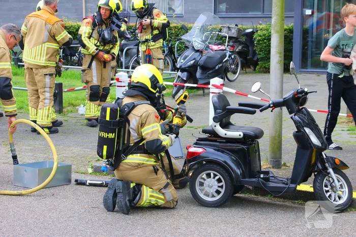 Brandlucht door smeulende accu in scootmobiel