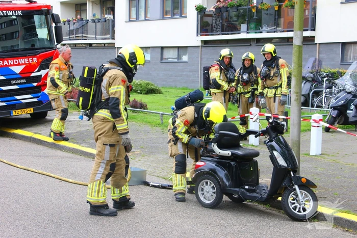 Brandlucht door smeulende accu in scootmobiel