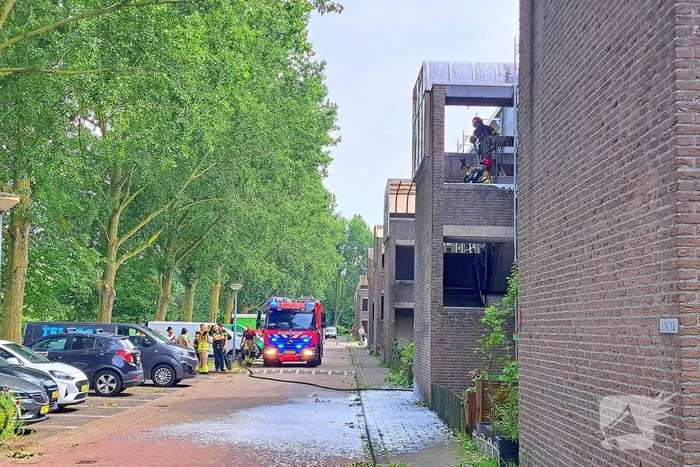 Brandweer ingezet voor brand in dak van portiek