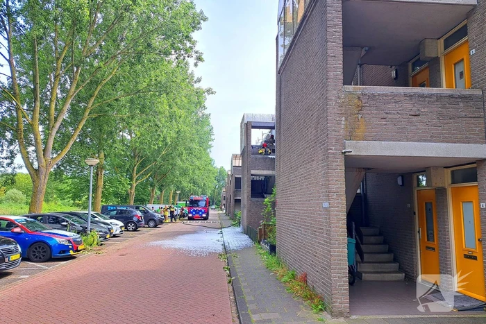 Brandweer ingezet voor brand in dak van portiek