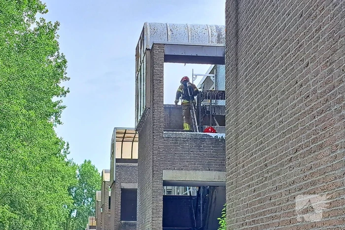 Brandweer ingezet voor brand in dak van portiek