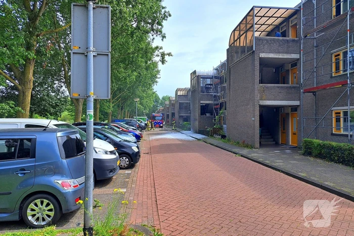 Brandweer ingezet voor brand in dak van portiek