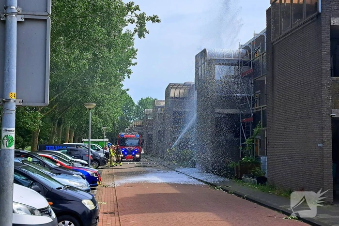 Brandweer ingezet voor brand in dak van portiek