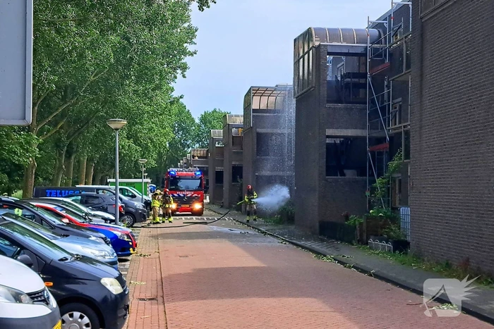 Brandweer ingezet voor brand in dak van portiek