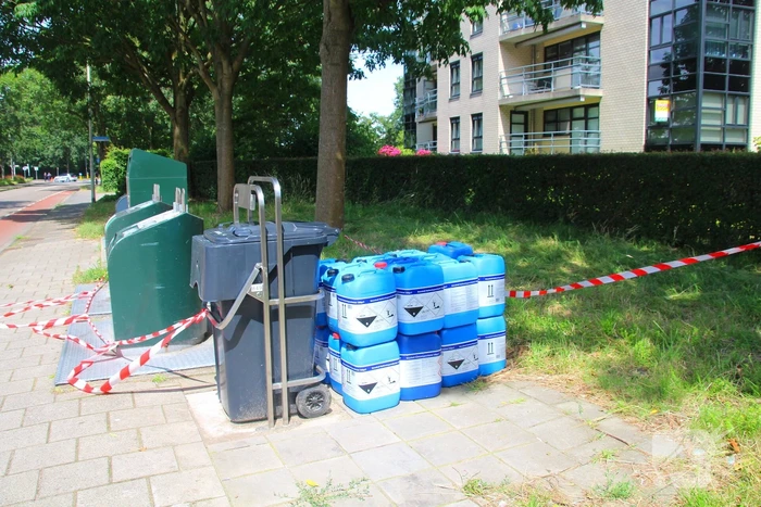 Meerdere vaten met onbekende stof aangetroffen