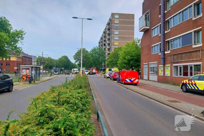 Zwarte rookwolken door grote brand op zesde etage
