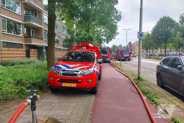 Zwarte rookwolken door grote brand op zesde etage