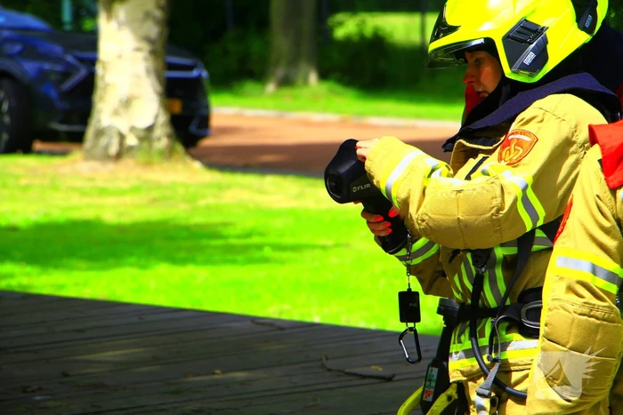 Leraren blussen buitenbrand bij school