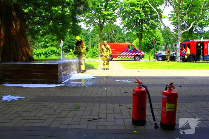 Leraren blussen buitenbrand bij school