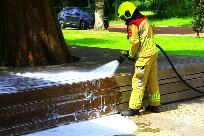 Leraren blussen buitenbrand bij school