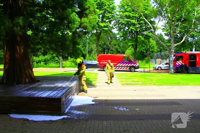 Leraren blussen buitenbrand bij school