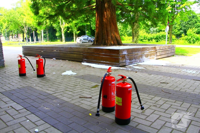 Leraren blussen buitenbrand bij school