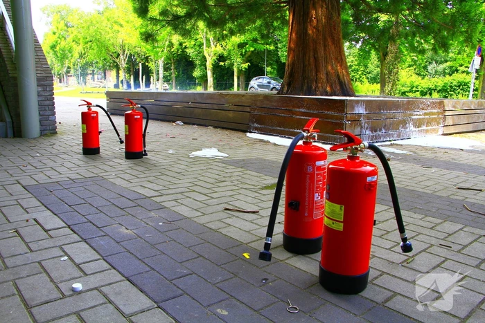 Leraren blussen buitenbrand bij school