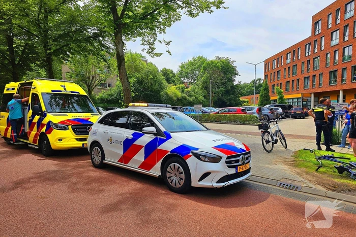 Automobiliste schiet door en botst op geparkeerde voertuigen