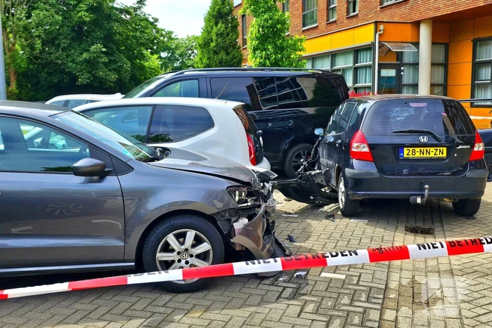 Automobiliste schiet door en botst op geparkeerde voertuigen