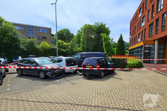 Automobiliste schiet door en botst op geparkeerde voertuigen