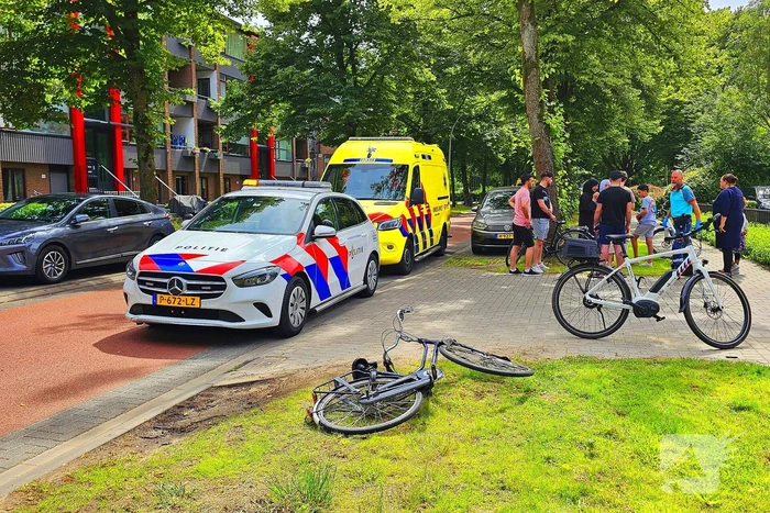 Automobiliste schiet door en botst op geparkeerde voertuigen