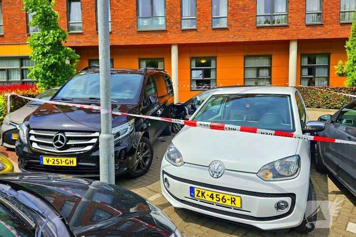 Automobiliste schiet door en botst op geparkeerde voertuigen