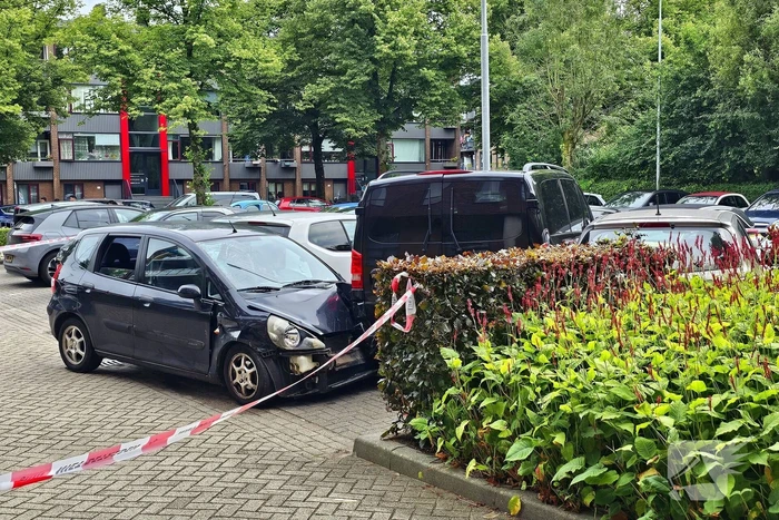 Automobiliste schiet door en botst op geparkeerde voertuigen