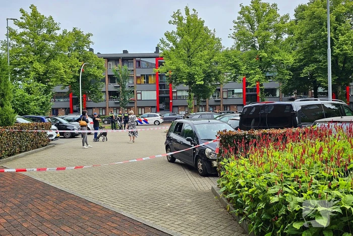 Automobiliste schiet door en botst op geparkeerde voertuigen