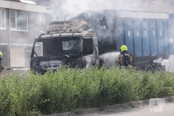 Vrachtwagencabine verwoest door brand