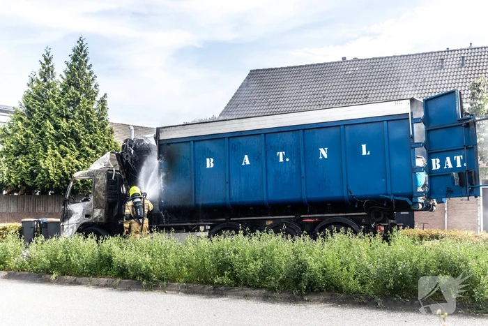 Vrachtwagencabine verwoest door brand