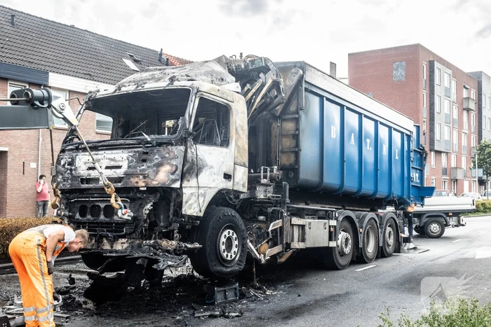 Vrachtwagencabine verwoest door brand